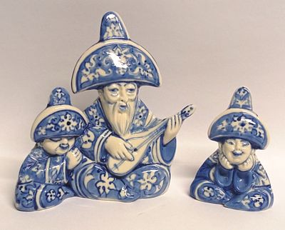 Парные статуэтки Акын с внуками Капчагай Казахстан. Высота: 14 сантиметров 
*1-я статуэтка 14 см 