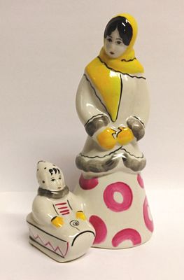 Статуэтка Зимняя прогулка (Мама с ребенком на санках) СССР Гжель 1950-е. Ширина: 12 сантиметров 