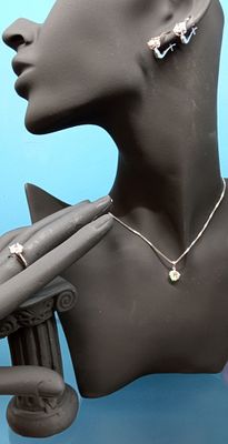 Шикарный Гарнитур с бриллиантами больше 1 карата. Материал: Золото 
Страна: Израиль 
Время: не 