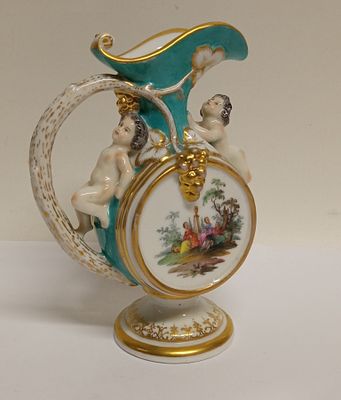 Фарфоровый молочник с амурами Германия 19 век. Материал: Фарфор 
Страна: Германия 
Автор: 