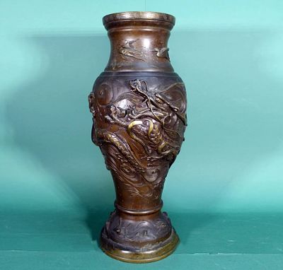 Бронзовая ваза Императорский дракон Китай XIX век. Материал: Бронза 
Страна: Китай 
Время: 19 