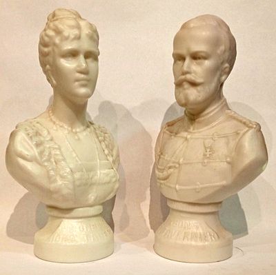 Бюсты Николай II и Александра Фёдоровна Франция 19 век. Молочное стекло 
Франция 19 век 
Высота 