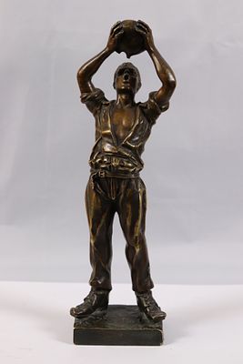 Бронзовая скульптура РАБОЧИЙ С ФЛЯГОЙ 19 век. Европа 19 век 
Бронза 
Высота 26 см