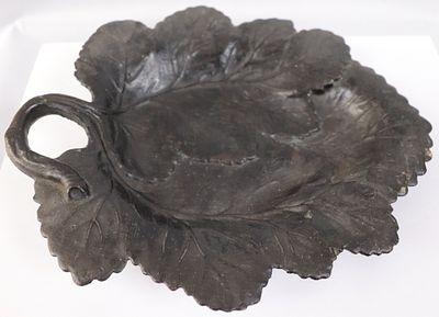 Лоток АРБУЗНЫЙ ЛИСТ Кус.З. Россия 
Клеймо Кусинского завода Кус.З 
Чугун 
Размеры 23 х 20 см. 