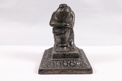 Статуэтка ДЕВУШКА С ВАЗОЙ. Чугун 
Размеры: 9 х 12 х 8 см 
Состояние см. ФОТО