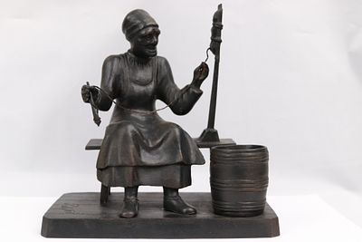 Статуэтка старуха с прялкой, чугун кас.з.1893. Чугун Кас.З 1893 г 
Размеры: 17 х 17 см