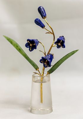 Цветочная композиция из драгоценных материалов. ШЕДЕВР ЮВЕЛИРОВ УРАЛА 
Золото Алмазы Горный 