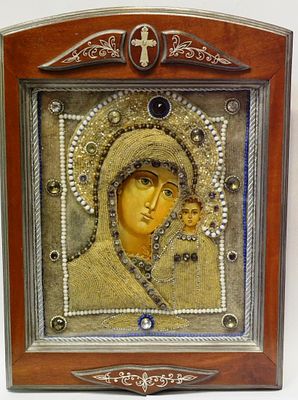 Икона Богоматерь Казанская в киоте Шитьё Камни. Материал: дерево, левкас, масло; 
оклад: шитье 