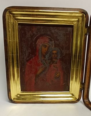 Икона Иверская Божья Матерь Россия 19 век в киоте. *Дерево, масло, 
Размер иконы 22 х 17 см 