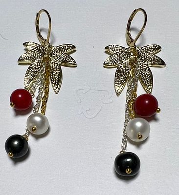 Эксклюзивный авторские серьги с натуральным жемчугом и кораллами. Материалы: натуральные камни 
