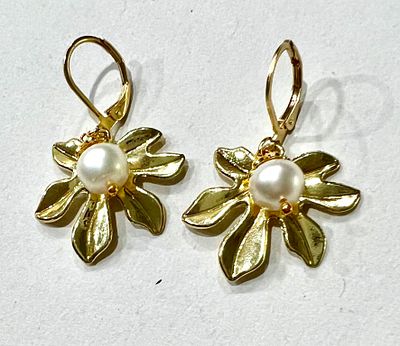 Эксклюзивные серьги-цветы с натуральным жемчугом. Материалы: металл, жемчуг 
Размеры: высота 