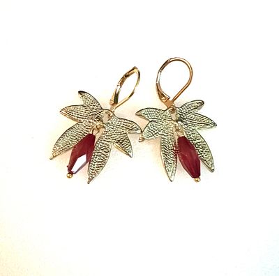 Эксклюзивные авторские серьги &laquo;Сладкий кизил. Материалы: металл 
Размеры: высота серег 36 мм 