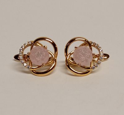 Серьги Розовое и золотое. Ювелирный сплав, позолота, стразы 
Диаметр 1,5 см