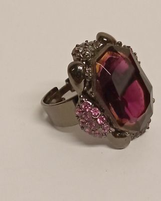 Крупное кольцо с кристаллом Риволи цвета александрит. Размер кольца 18 
вставка крупный черный 