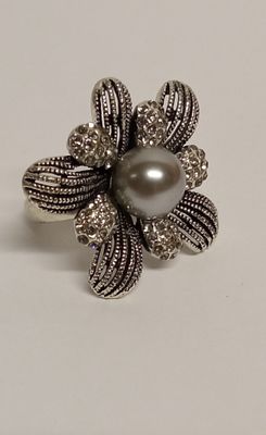 Кольцо с черным жемчугом. Размер кольца 18 
Размеры: 4 х 4 см, 
вставка крупная черная 