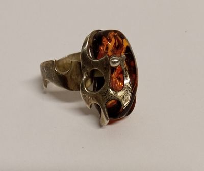 Серебряное кольцо АБСТРАКЦИЯ. Серебро 925 Янтарь 
Размеры: 2,5 х 1,5 см 
Размер 17,5
