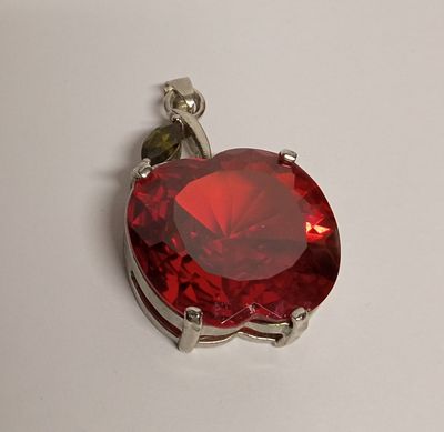 Крупный Кулон ЯБЛОКО. Материал: Ювелирный сплав 
*Размеры: 5 х 5,5 см, стразы