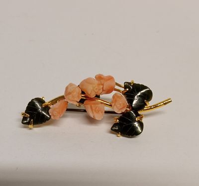 Брошь Коралловая веточка Европа. коралл, пластик, 
длина 5 см