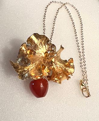 Эксклюзивная позолоченная подвеска &laquo;Яблочко в золотых листьях&raquo;. Материалы: природные листья в 