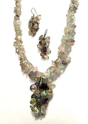 Эксклюзивный дизайнерский комплект &laquo;Гроздья&raquo; из Флюорита. Материалы: натуральный камень 