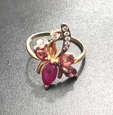 Эксклюзивное золотое кольцо с рубином, благородной шпинелью и бриллиантами. Материалы: золото 