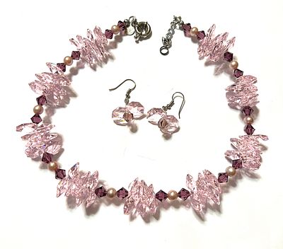 Роскошный комплект Swarovski с жемчугом лавандового цвета.
. Материалы: кристаллы Swarovski 