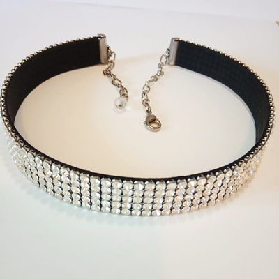 Стильный чокер от Chartage, инкрустированный кристаллами Swarovski. Материалы: кристаллы 