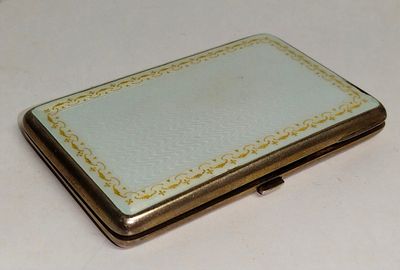 Серебряный портсигар с белой эмалью и позолотой . Материал: Серебро 925 пр 
Состояние: Отличное 