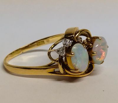 Антикварное золотое кольцо с опалами и бриллиантами Экспертное заключение. Материал: золото 585 