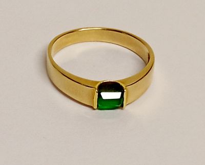 Кольцо белое золото изумруд СССР. Материал: золото 585 
Состояние: Отличное 
*Общий вес 2,01 гр 