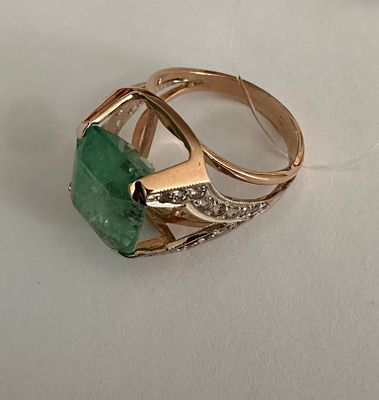 Золотое Кольцо с уральским Изумрудом. Тип изделия Кольцо 
Металл Золото 
Пробы 585 
Основная 