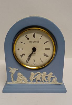 Настольные фарфоровые часы Wedgewood Англия
. Материал: Фарфор 
Страна: Великобритания 