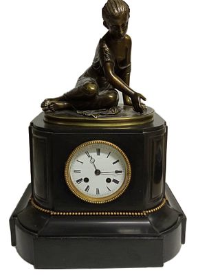 Часы каминные с боем ИГРА В КОСТИ . Германия 19 век. Материал: Бронза 
Страна: Германия 19 век 