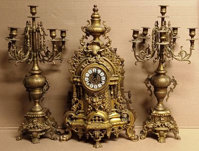 Бронзовые Каминные часы с канделябрами 19 век . Высота часов 60 см 
Высота канделябров 60 см. 
У 