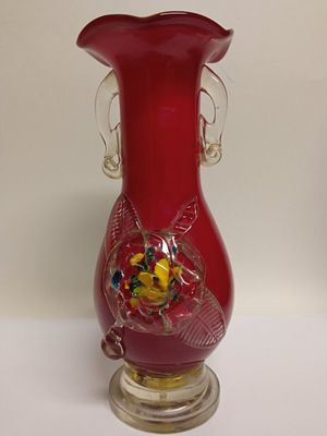 Ваза красная с розой