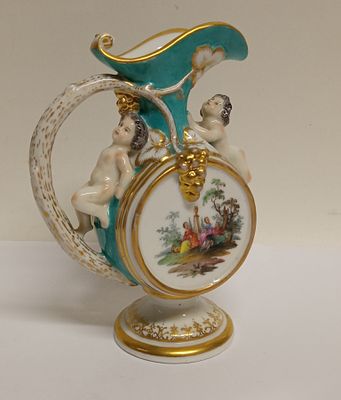 Фарфоровый молочник с амурами Германия 19 век. Материал: Фарфор 
Страна: Германия 
Автор: 