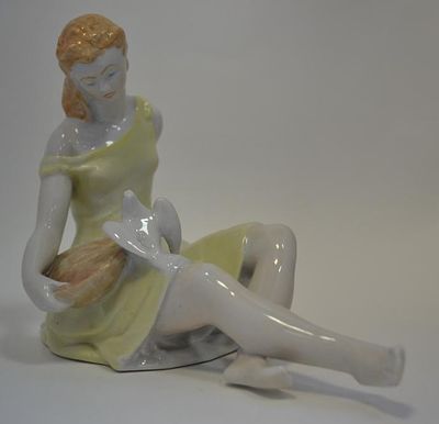 Статуэтка Девушка с голубкой Hollohaza (Холлохаза). Материал: Фарфор 
Страна: Венгрия 