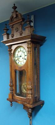 Часы настенные с боем Германия 1900 гг. Страна: Германия 
Время: 19 в 
Состояние: Отличное 