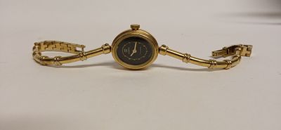 Часы женские Чайка СССР
. Состояние: Хорошее 
Диаметр: 2 сантиметров 
*Материал: нержавеющая 