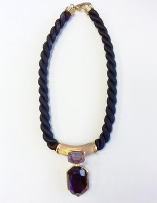 Колье в стиле CHANEL Франция. Страна: Франция 
Состояние: Отличное 
Длинна: 39 сантиметров 