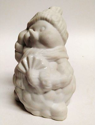 Статуэтка Снеговик фарфор белок Богданович. Материал: Фарфор 
Страна: Россия 
Автор: Л.А. 