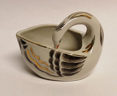 Солонка Лебёдушка фарфор СССР Сысерть 1986
. Материал: Фарфор 
Страна: СССР 
Год: 1986 