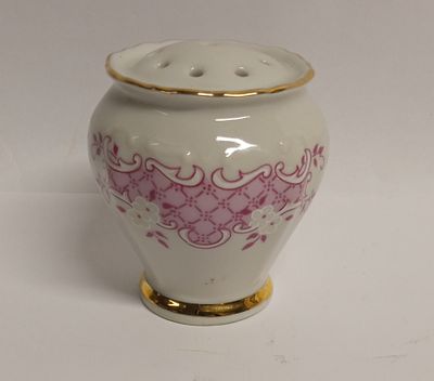 Солонка фарфоровая Германия. Материал: Фарфор 
Страна: Германия 
Состояние: Отличное 
Высота: 7 