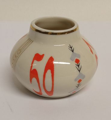 Вазочка 50 лет СССР Киев 1972. Материал: Фарфор 
Страна: СССР 
Год: 1972 
Состояние: Отличное 
