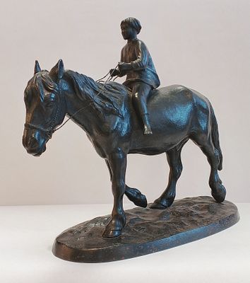 Скульптура "Мальчик на лошади" Касли 1903 г. Чугун 
Размеры: 27 х 33 см 
Состояние Отличное