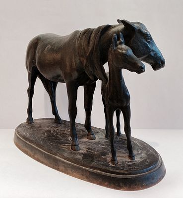 Скульптура ЛОШАДЬ с ЖЕРЕБЕНКОМ Касли 1960 г. СССР 
Касли 1960 г 
Чугун 
Состояние Отличное 