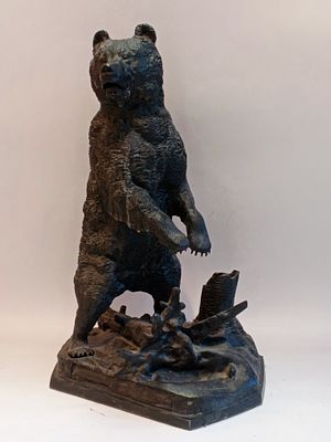 Скульптура МЕДВЕДЬ у ПНЯ Касли 1954 г. СССР 
Чугун 
Размеры: 56 х 37 см 
Состояние Отличное