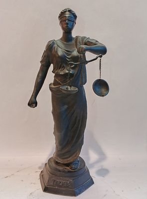 Скульптура ПРАВОСУДИЕ Касли СССР. Чугун 
СССР 
Размеры: 48 х 55 см 
Состояние смотрим фото.