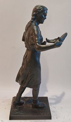 Скульптура ДЕВУШКА с КУКУРУЗОЙ Касли Р.У 1957 г. Чугун Касли Р.У 
СССР 1957 г 
Размеры: 47 х 18 