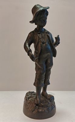 Скульптура РЫБАЧОК Куса СССР. Чугун Куса 
СССР 
Размеры: 27 см 
Состояние смотрим фото.